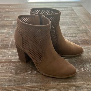 Universal threads tan booties